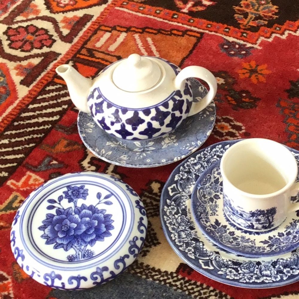 Lot of 6 blue and white vintage collectible